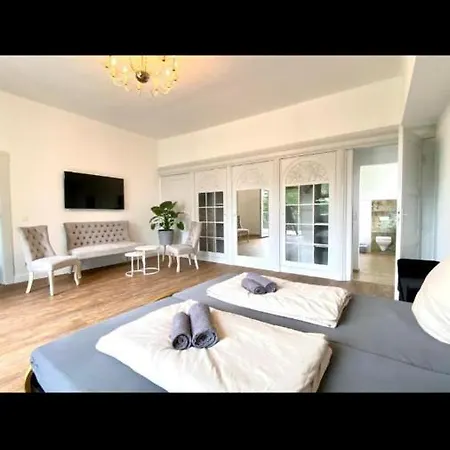 Villa Schomberg 1 *